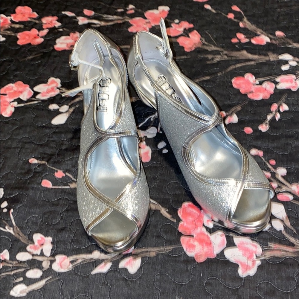 Cute Sparkly Heel.. Sz. 6
